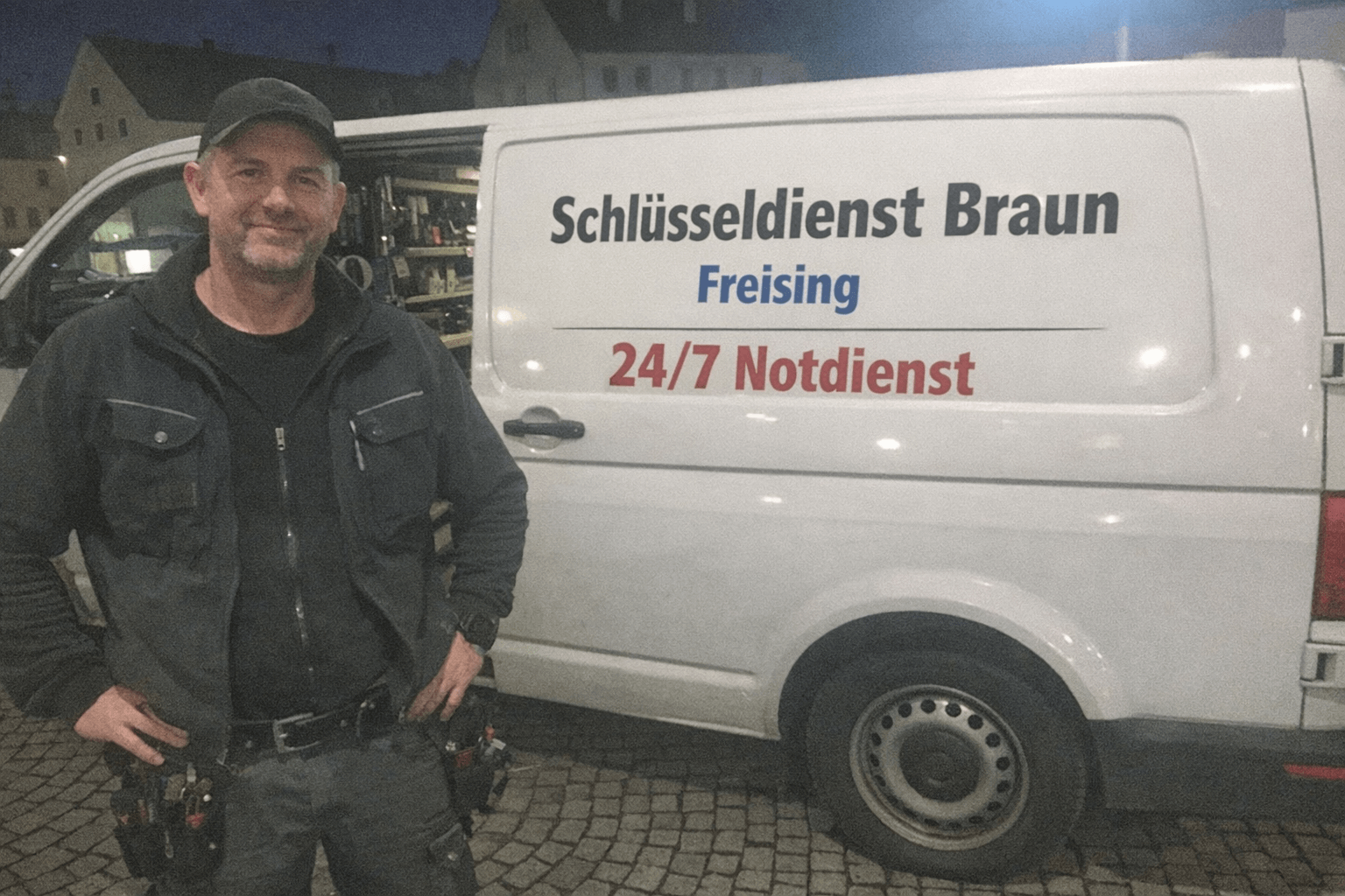 Erfahrener Techniker vom Schlüsseldienst vor seinem voll ausgestatteten Servicefahrzeug in Freising