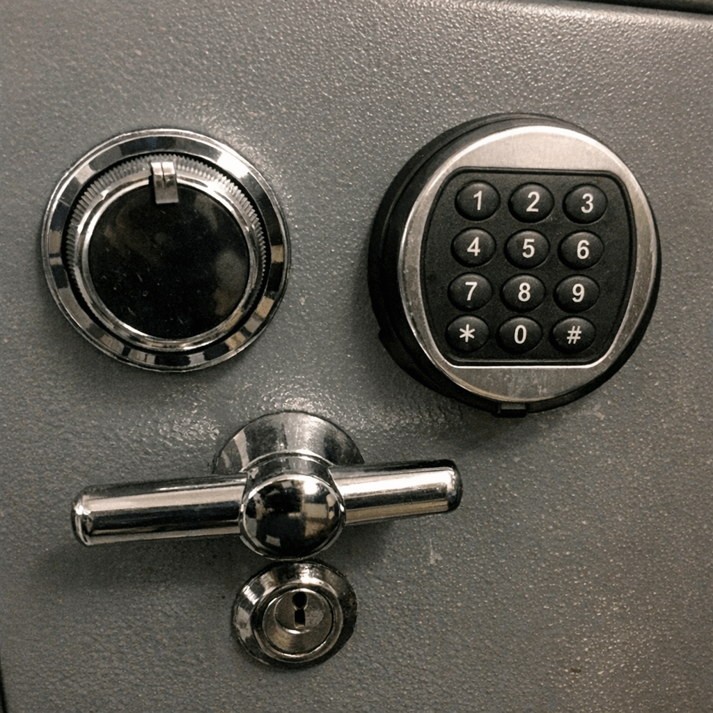 Sicherheitsbeschlag an einem massiven Wertschutzschrank in Freising