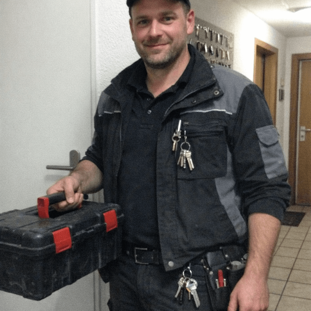 Lokaler Techniker mit Werkzeugkoffer